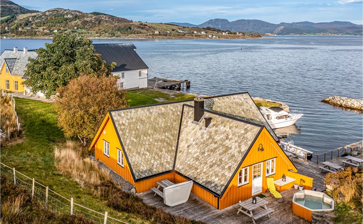 Beach front home in Kvamsøy 1