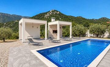 Nice apartment in Vrgorac with swimming pool 2