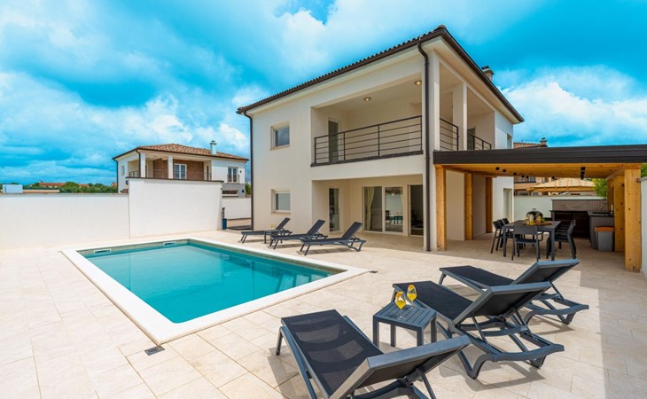 4 Schlafzimmer, 3 Badezimmer, Küche, Wohnzimmer, privater Pool, Grill 1