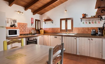 Nice, spacious vacation home with shared pool in the mountains near Málaga 3