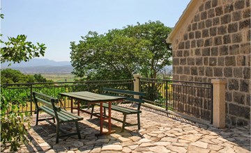 4 bedroom cozy home in Otok 2