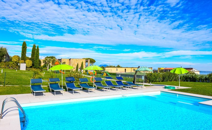 Wohnung mit Balkon, Schwimmbad und Seeblick 1