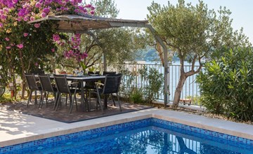 Villa mit Hydromassage und beheiztem Pool 3