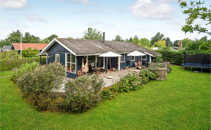 Lovely home in Juelsminde with kitchen 1