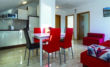 Nice apartment in Podstrana with house sea view 3