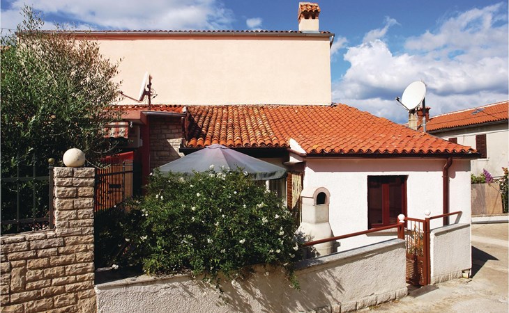 Awesome home in Pula with kitchen 1