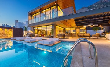 Designvilla mit Pool und spektakulärer Aussicht 2