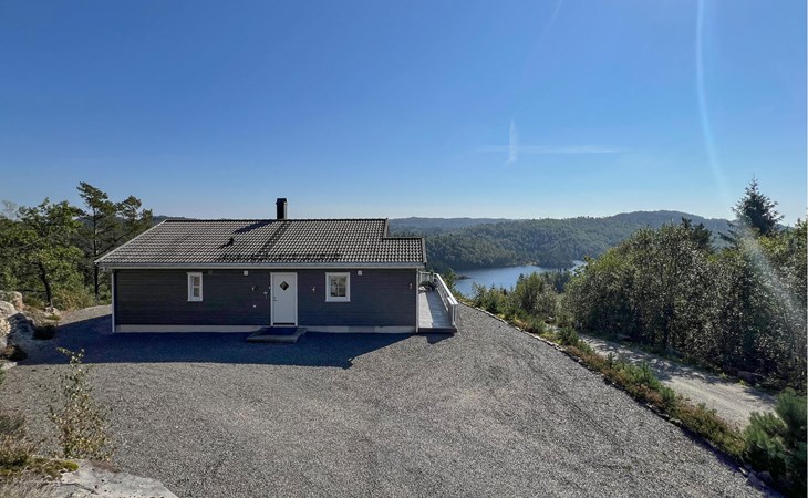 3 bedroom nice home in Lyngdal 1