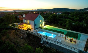 in Opanci mit beheiztem Pool, Parkplatz 3