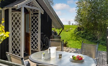 2 bedroom amazing home in Bogø By 2