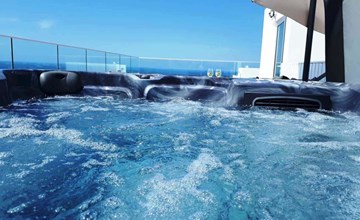 Luxuriöse Villa mit privatem Pool und Whirlpool 2