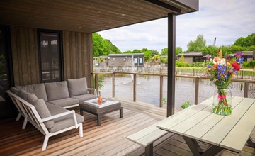 Luxuriöse Lodge am Wasser 2