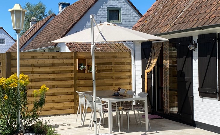 Zonnewind in der Nähe von Dünen und Wald 1