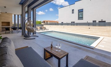 5 bedroom stunNing home in Nin 2