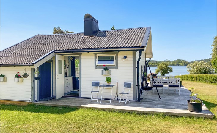 Cozy home in Sexdrega with lake view 1