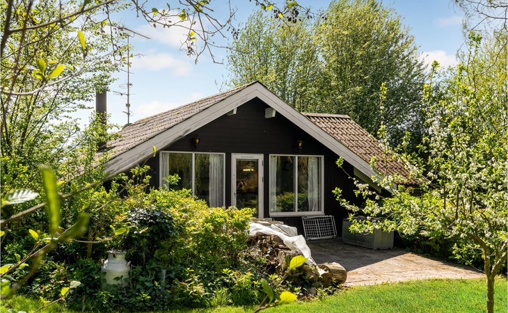 2 bedroom amazing home in Bogø By 1