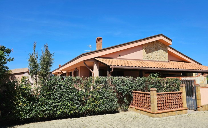 Helle mediterrane Villa mit Veranda und Garten 1