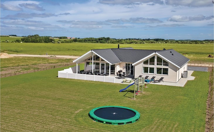 Amazing home in Spøttrup with 7 Bedrooms, Sauna and WiFi 1