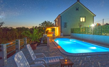 in Opanci mit beheiztem Pool, Parkplatz 2