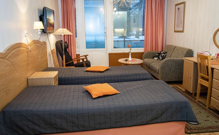 Kylpylä-hotelli, huone 145 1