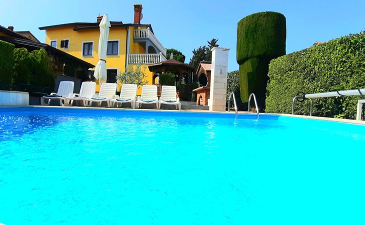 mit beheiztem Pool 1