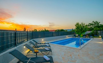 Villa "Mile" mit beheiztem Pool, Grill und Terrasse 3