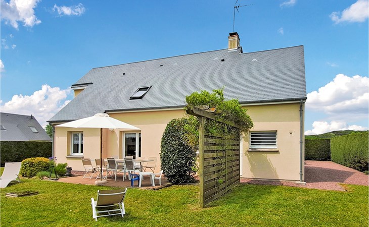 Beautiful home in Créances with WiFi 1