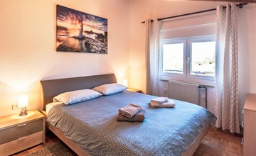 "Gortan" mit Blick auf das Wasser 3