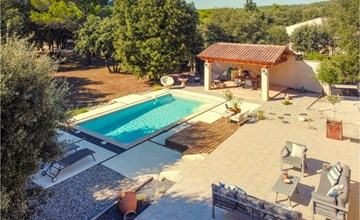 Nice home in Pernes-les-Fontaines 2