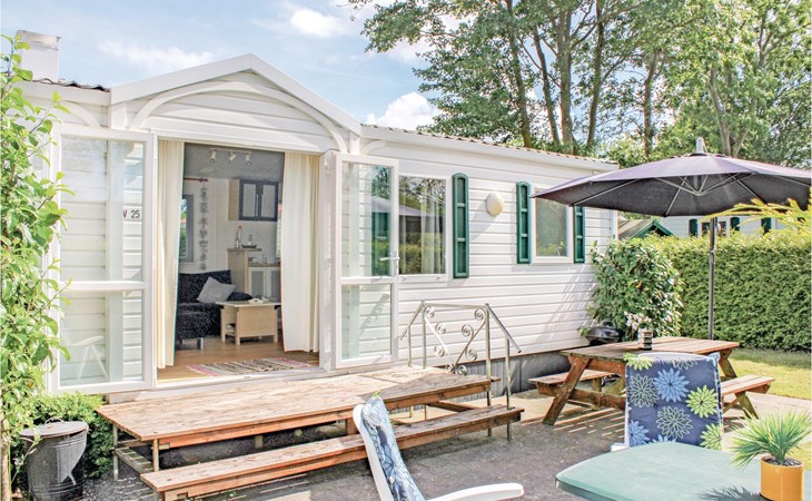 Lovely home in Tzummarum with WiFi 1