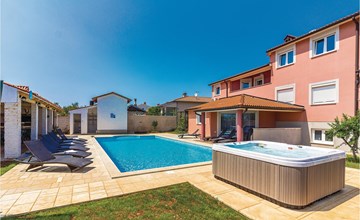8 bedroom awesome home in Pula 2