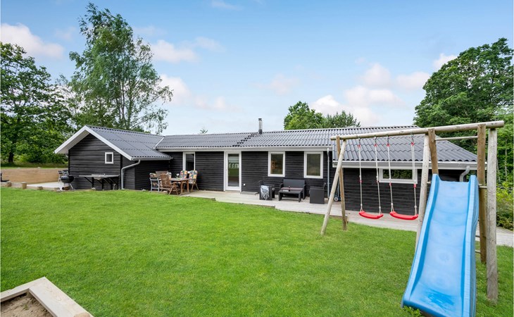 5 bedroom awesome home in Fårvang 1