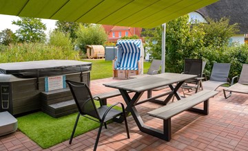 mit Garten und Whirlpool 3