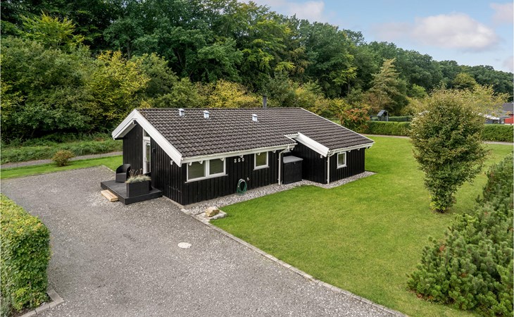 Nice home in Juelsminde with kitchen 1