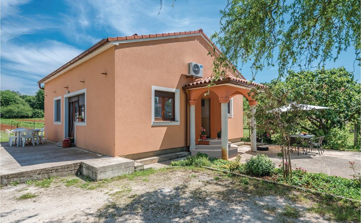 Lovely home in Pula with kitchen 1