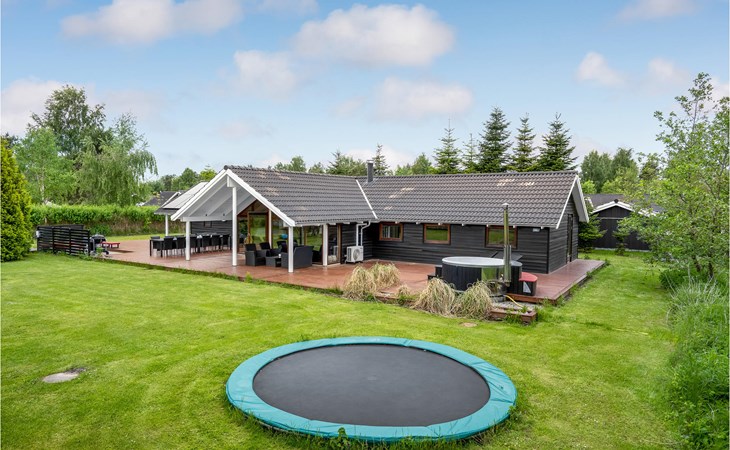 Beautiful home in Væggerløse with WiFi 1