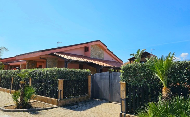 Villa mit Wasserblick 1