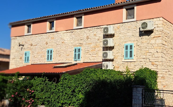 "Eti and Mia" mit Pool 1