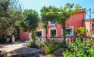Awesome home in Rochefort du gard 2