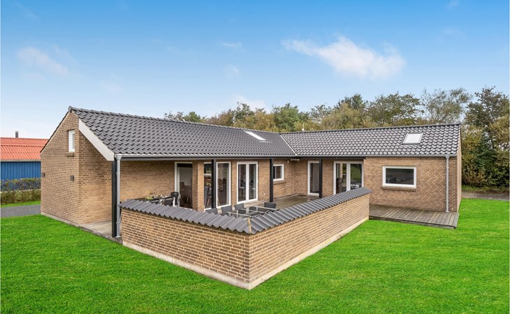 4 bedroom awesome home in Vinderup 1