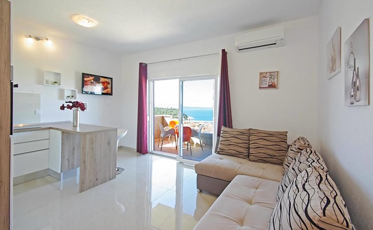 Lovely apartment in Makarska with lake view 1