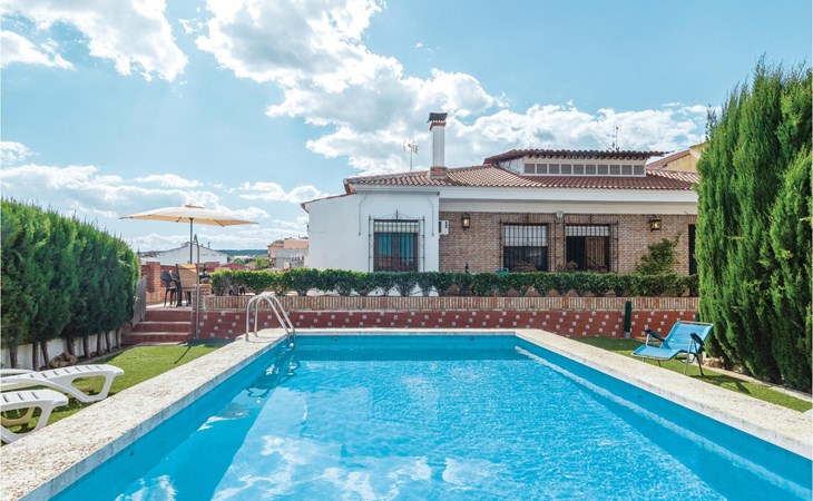 3 bedroom awesome home in Hornachuelos 1