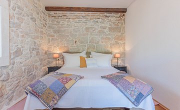 Traditionelles Steinhaus am Meer in Preko 2