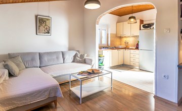 "Gortan" mit Blick auf das Wasser 2