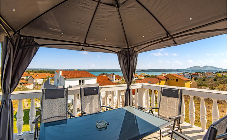 5 bedroom lovely apartment in Raslina 1