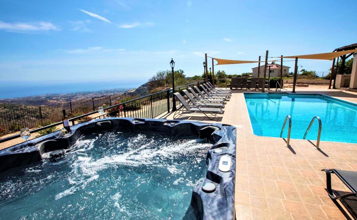 Villa mit Blick auf die Berge und Whirlpool 1