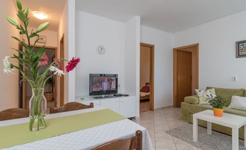 Voll ausgestattete Wohnung mit zwei Schlafzimmern und Balkon 2