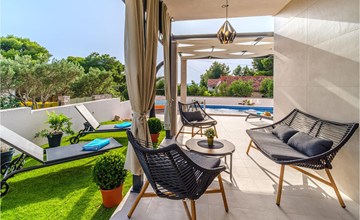 Luxurious home in Milna 2
