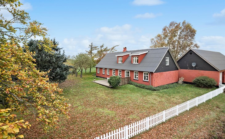 5 bedroom lovely home in Aakirkeby 1