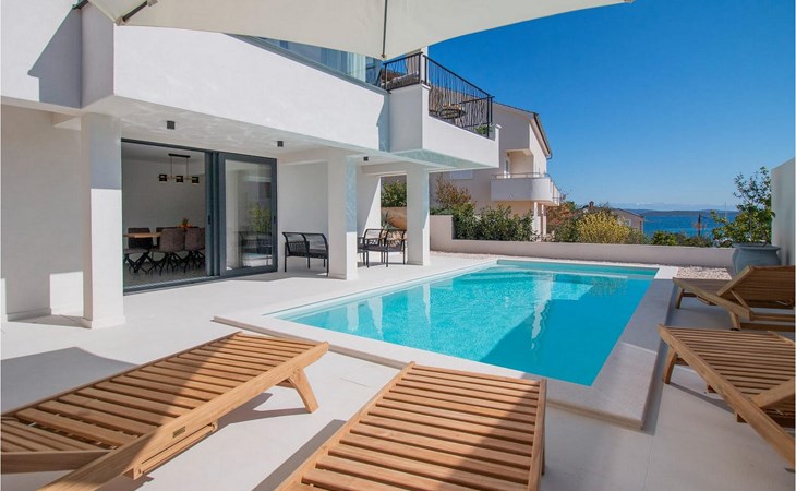BEAUTIFUL APARTMENT WITH POOL 1